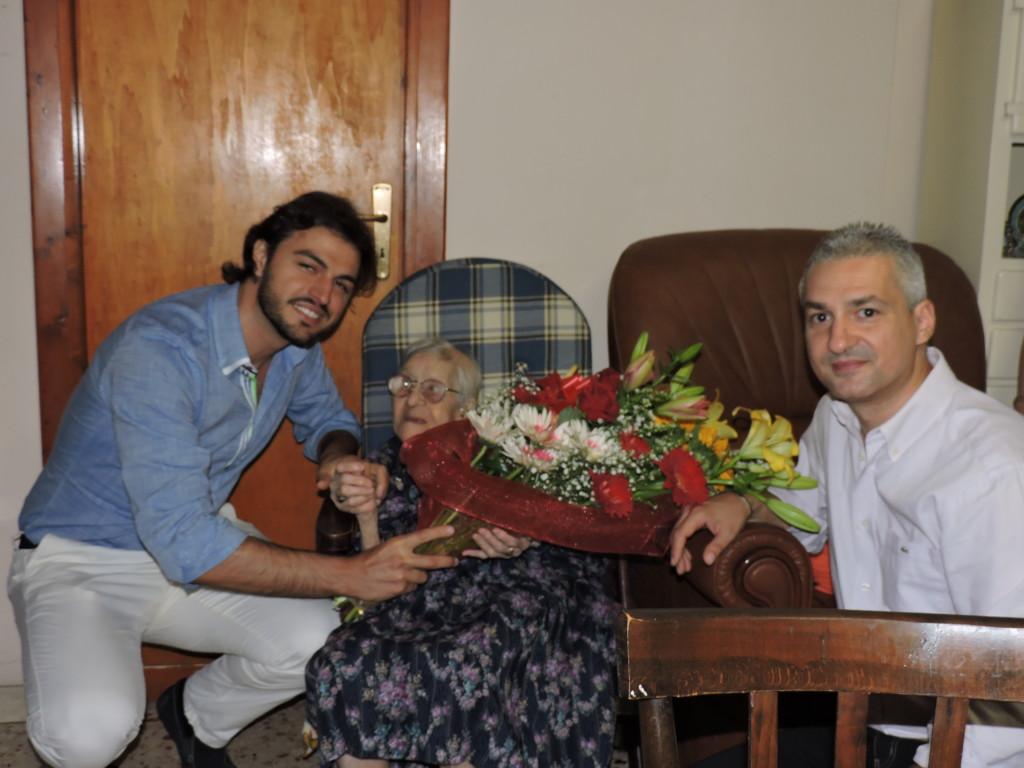 Il sindaco Cinque con l'assessore Tomasello e la signora Maria