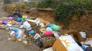abbandono rifiuti in via parisi 2